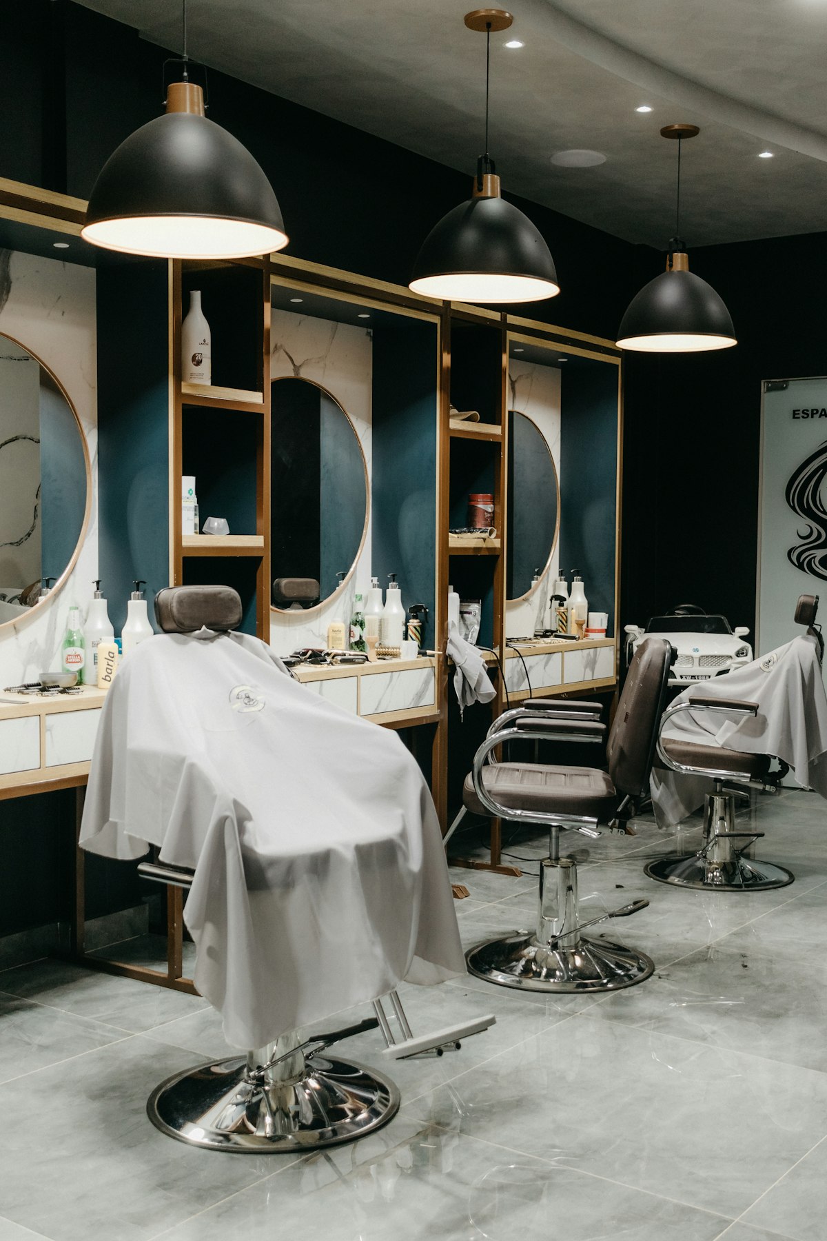 Moderne salonstoelen en spiegels