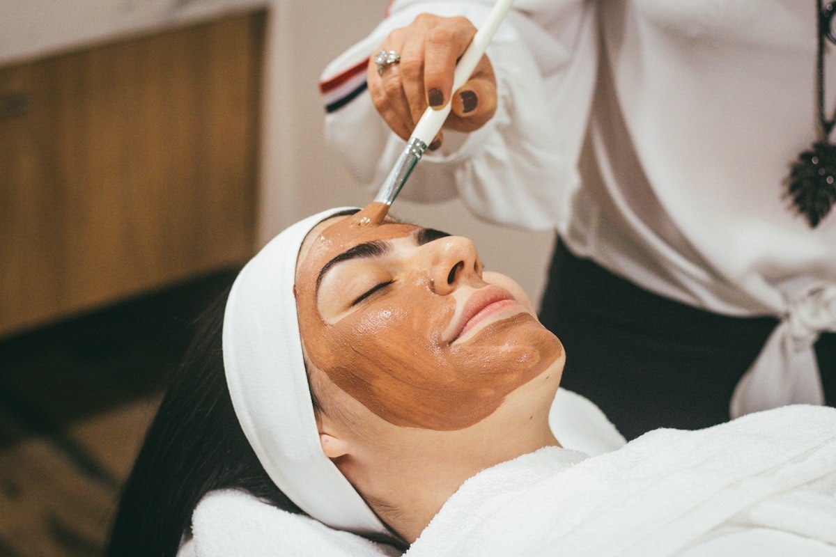 Rustige gelaatsbehandeling met masker